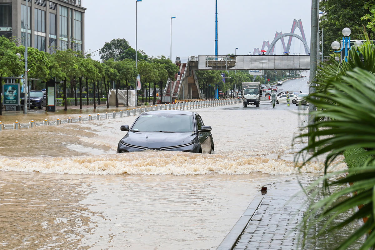 Hà Nội vẫn còn 106 điểm bị ngập úng, trong đó có 23 vị trí không thể lưu thông.