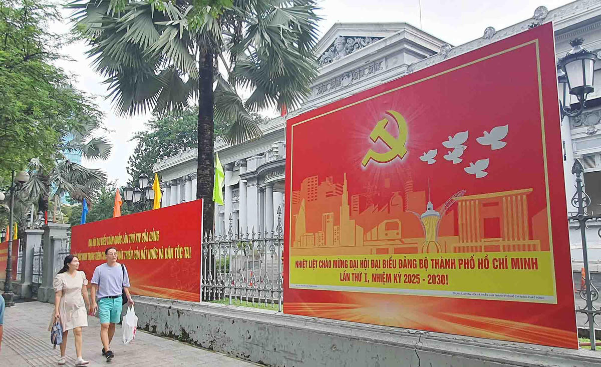 Triển lãm tranh cổ động "TPHCM vững bước dưới cờ Đảng quang vinh” nhằm&nbsp;chào mừng Đại hội Đại biểu Đảng bộ thành phố lần thứ I, nhiệm kỳ 2025 - 2030. Ảnh: Lê Toàn.