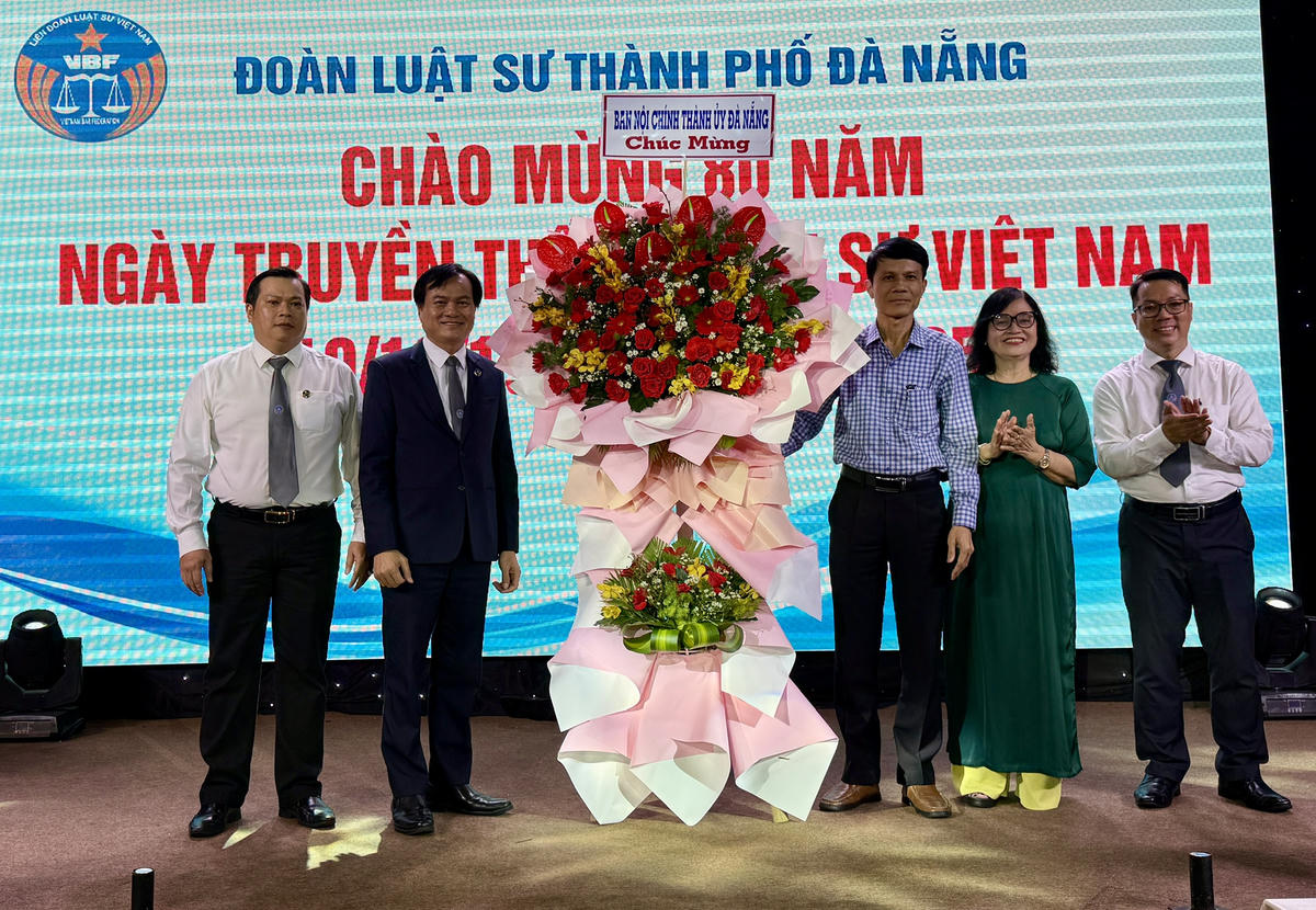 Ông Phan Thanh Long (thứ 3 từ phải sang), Phó Trưởng Ban Nội chính Thành ủy chúc mừng lễ kỷ niệm. Ảnh: Nguyễn Tú.