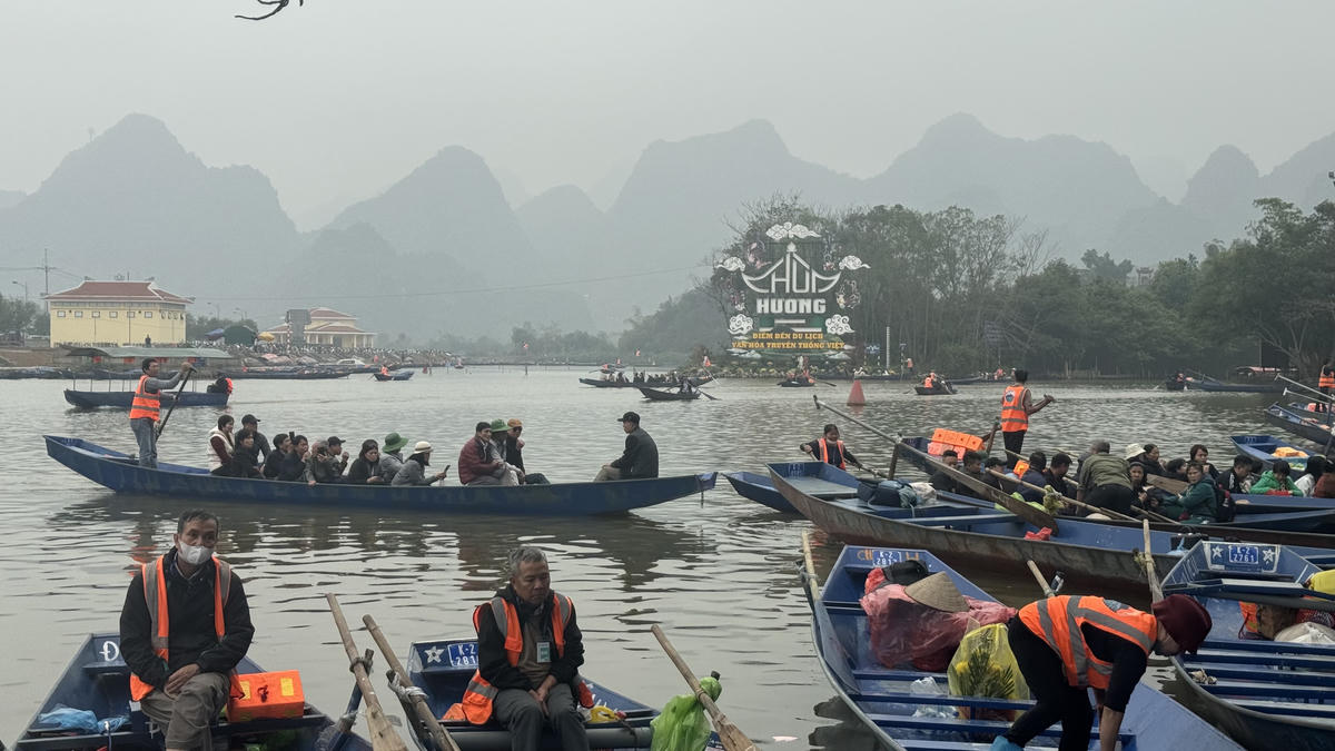 Lễ hội Chùa Hương (Hà Nội). 	Ảnh: Thư Hoàng