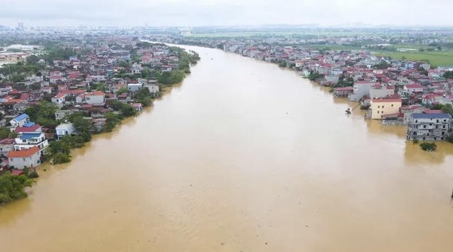 Nước sông Cầu dâng cao làm ngập nhiều hộ dân. Ảnh: Anh Anh 