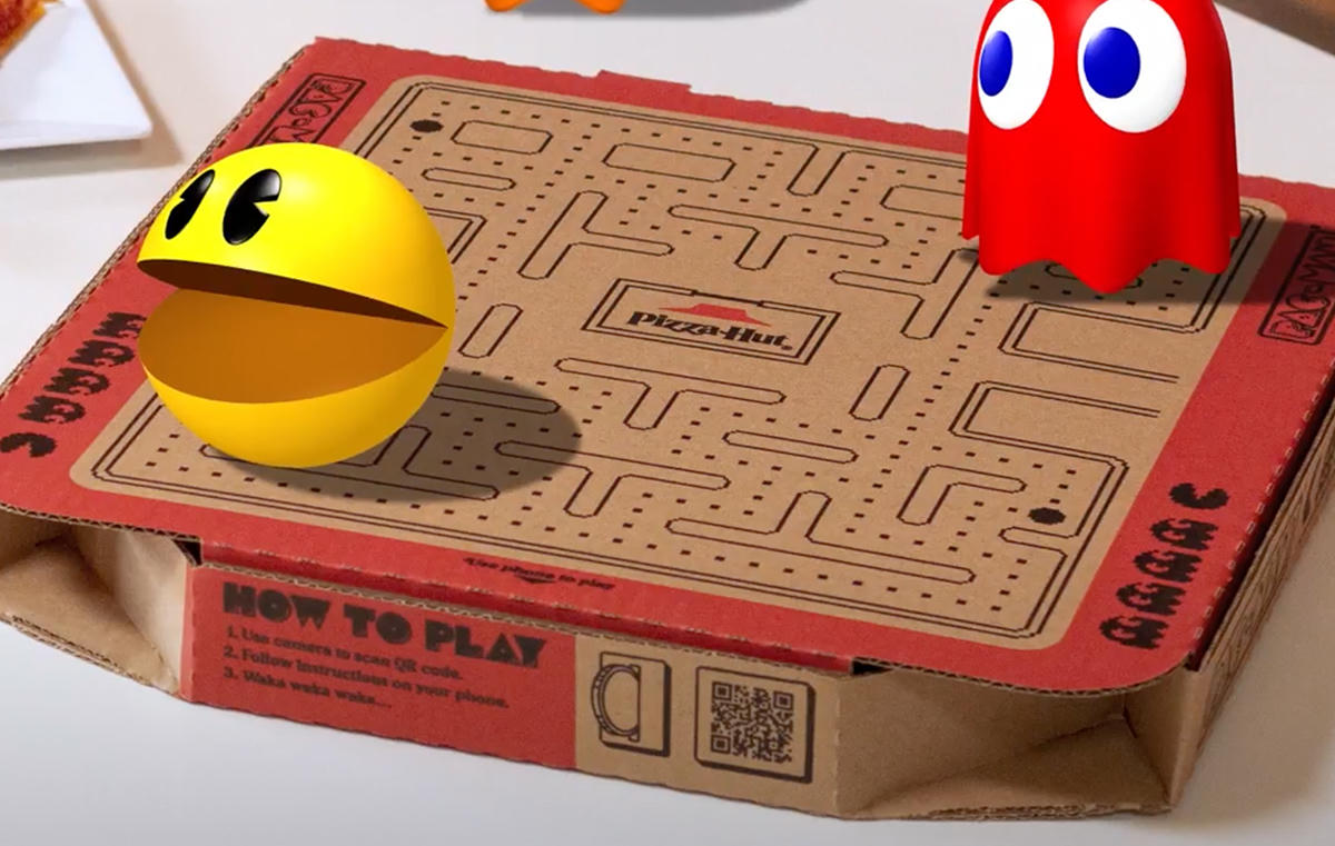 Pizza Hut kết hợp trò chơi AR Pac-Man trên hộp pizza.
