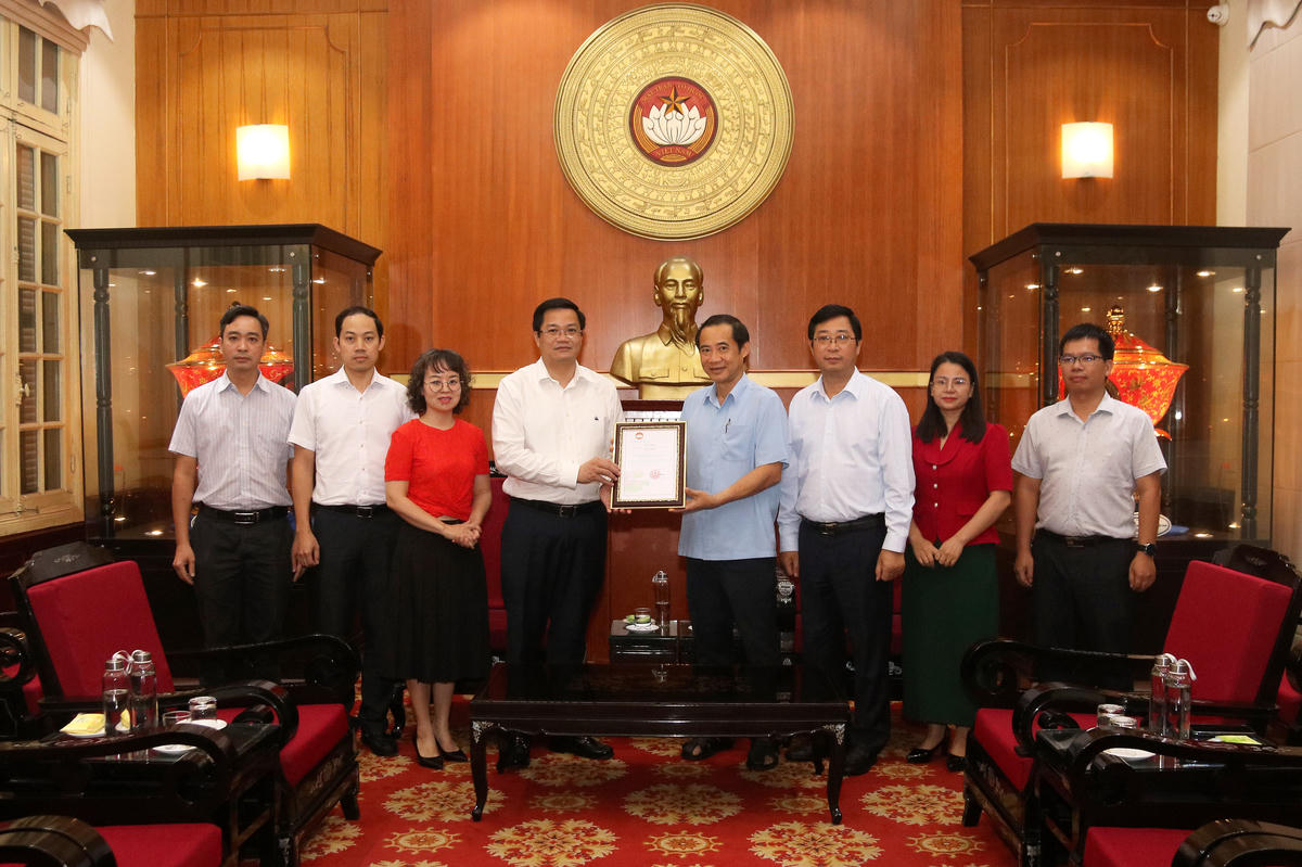 Phó Bí thư Đảng ủy MTTQ, các đoàn thể Trung ương Nguyễn Thái Học trao Thư cảm ơn cho&nbsp;Bộ Tài chính. Ảnh: Tiến Đạt.