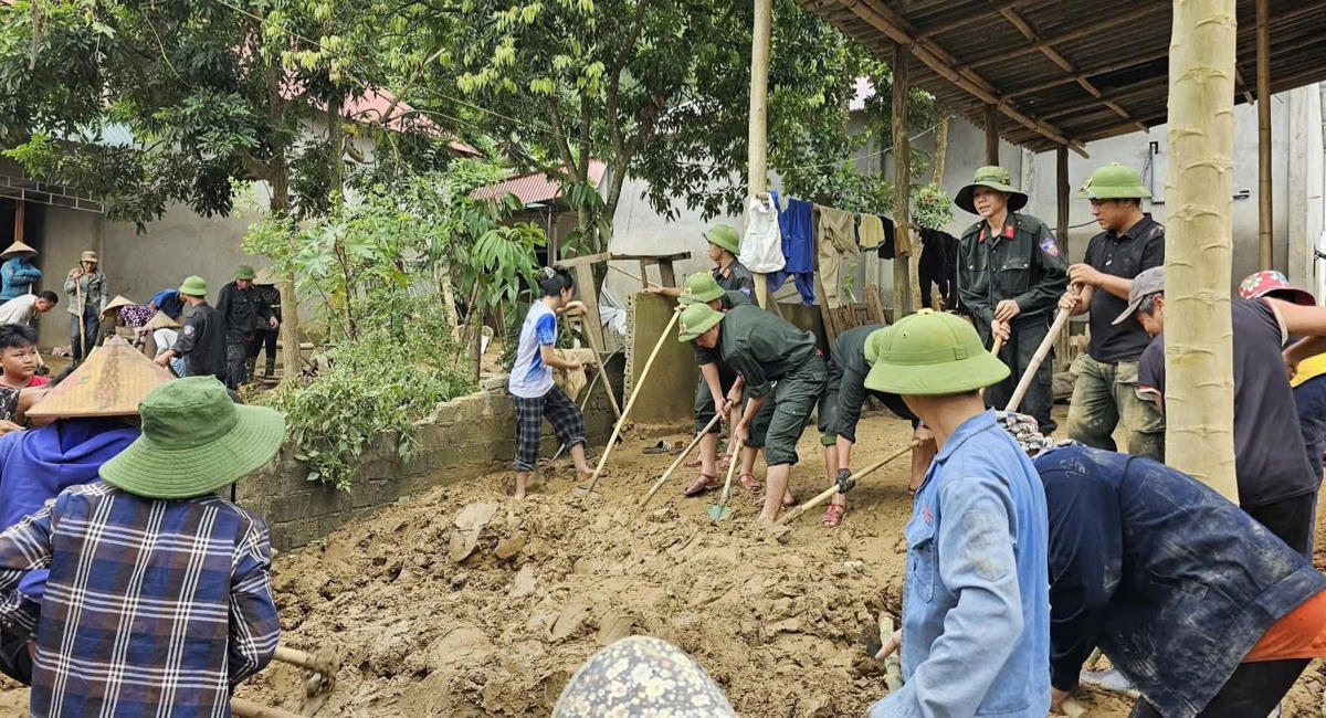 Lực lượng công an cùng với người dân khắc phục trận lũ lịch sử tại xã Nghĩa Hành (tỉnh Nghệ An).	 Ảnh: Đ.Bắc
