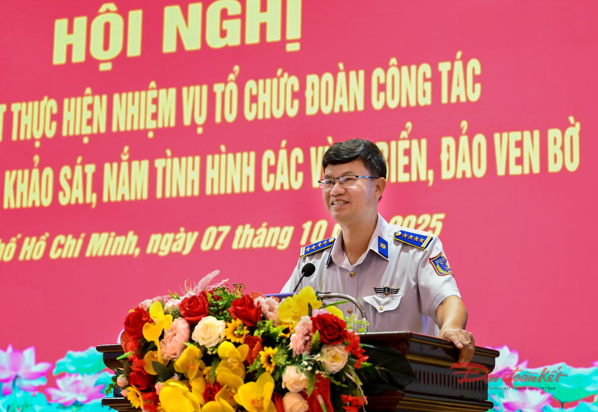 Đại tá Cao Xuân Quận, Phó chính ủy Vùng Cảnh sát biển 3 phát biểu tại Hội nghị. Ảnh: Đức Định.