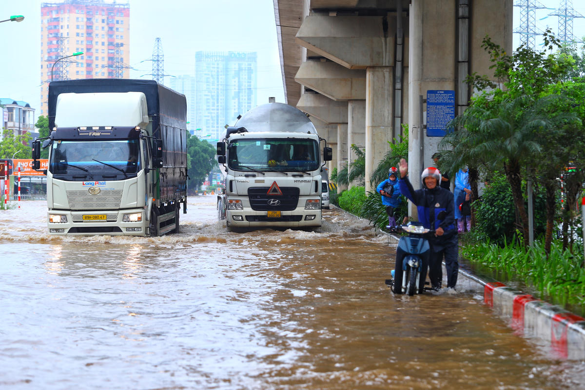 Mực nước ngập sâu từ 20-40 cm khiến nhiều xe bị chết máy.
