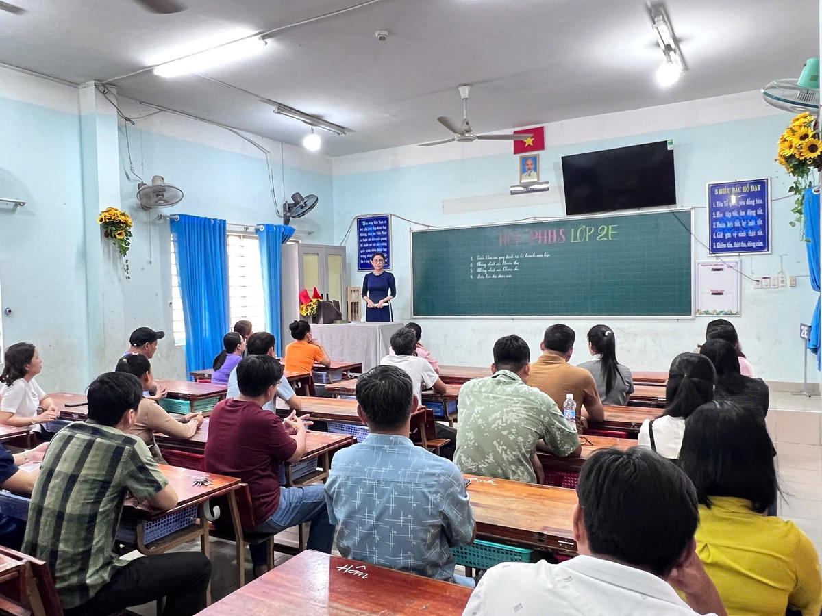 Giáo viên trao đổi với phụ huynh trong buổi họp phụ huynh đầu năm tại Trường Tiểu học Võ Thị Sáu (phường Tân Ninh, tỉnh Tây Ninh). 	Ảnh: NTCC