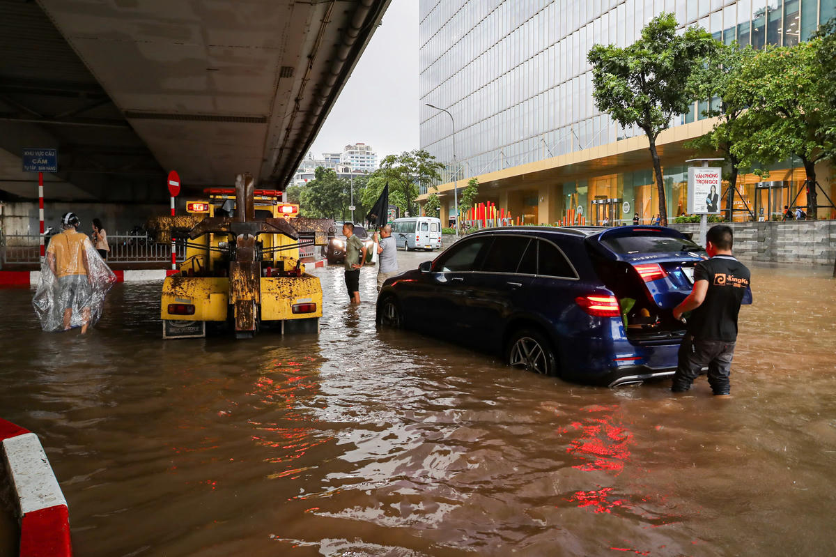 Xe ô tô chết máy, được cứu hộ đến kéo xe đi.