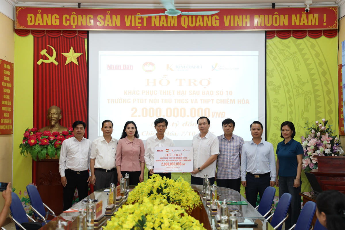 Đại diện lãnh đạo Ủy ban MTTQ Việt Nam tỉnh Tuyên Quang và Quỹ Khởi sự từ tâm trao hỗ trợ 2 tỷ đồng cho nhà trường để khắc phục hậu quả lũ lụt. Ảnh: Xuân Trường.&nbsp;