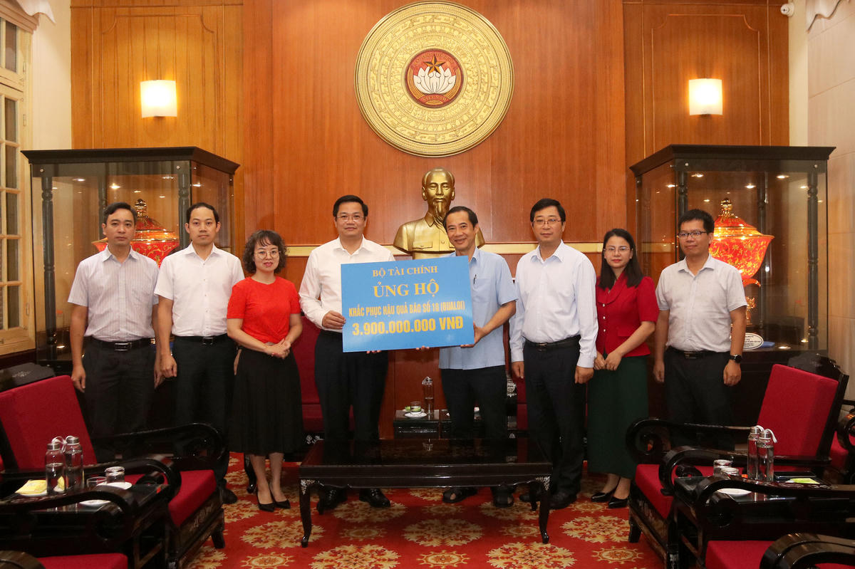 Ông Nguyễn Thái Học, Phó Bí thư Đảng ủy MTTQ, các đoàn thể Trung ương tiếp nhận ủng hộ từ Bộ Tài chính. Ảnh: Tiến Đạt.