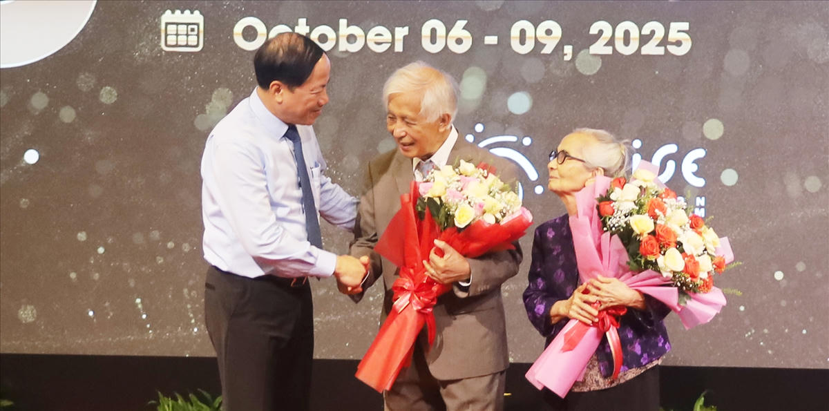 Chủ tịch UBND tỉnh Gia Lai Phạm Anh Tuấn tặng hoa chúc mừng vợ chồng GS Trần Thanh Vân và GS Lê Kim Ngọc vừa được Tổng thống Pháp trao Huân chương Bắc đẩu Bội tinh bậc Sĩ quan.
