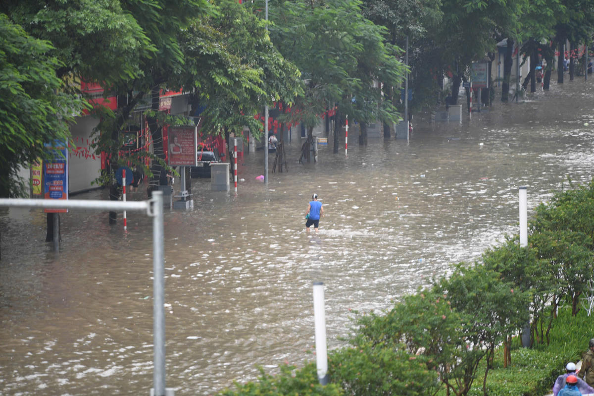 Đường phố Hà Nội chìm trong"biển nước".