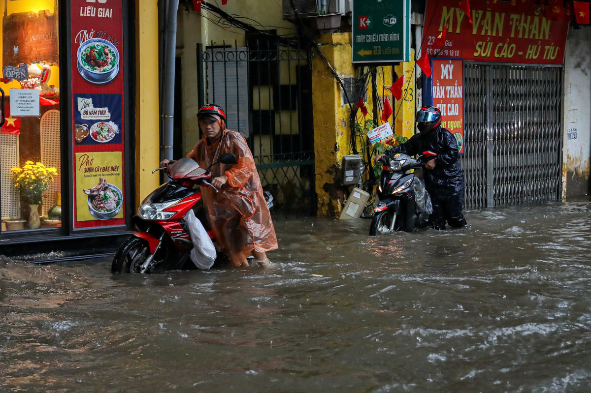 Hà Nội: Vì sao chống ngập mãi vẫn ngập?