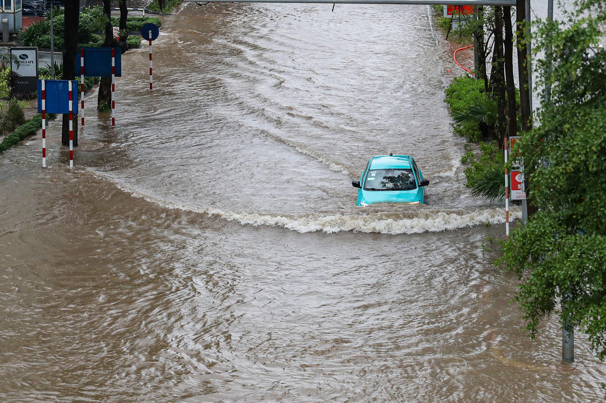 Ô tô cố gắng vượt qua khúc ngập sâu.