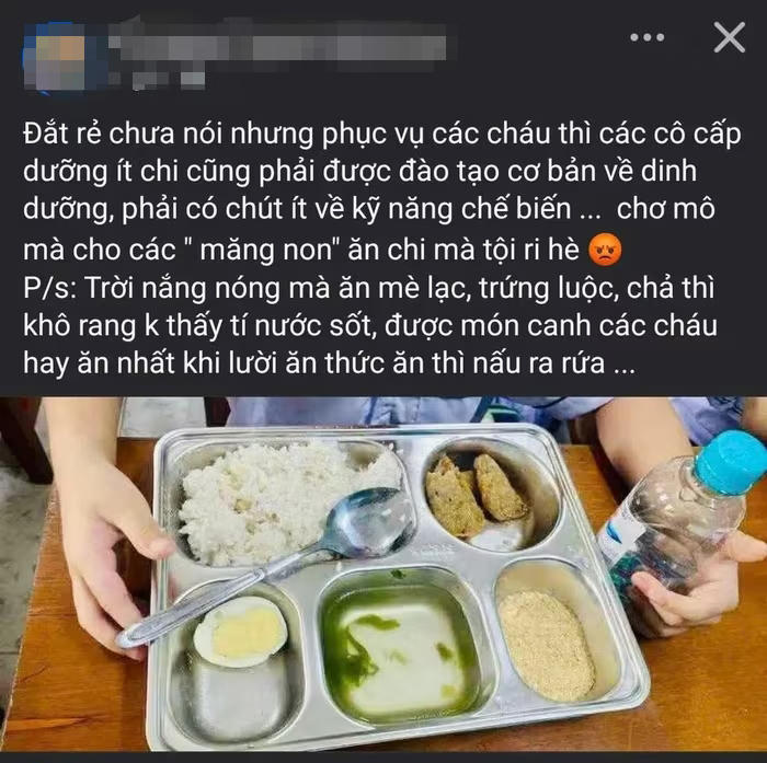 Mạng xã hội lan truyền hình ảnh một khay cơm khoảng ba miếng chả, nửa quả trứng luộc, ít muối mè và bát canh loãng chỉ có vài lá rau. (Ảnh chụp màn hình).