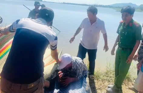 Lực lượng chức năng tìm thấy thi thể của nạn nhân. Ảnh: CV.

