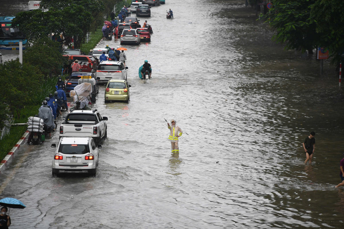 Lực lượng chức năng điều tiết giao thông, cảnh báo các phương tiện không đi vào nơi nước ngập sâu.
