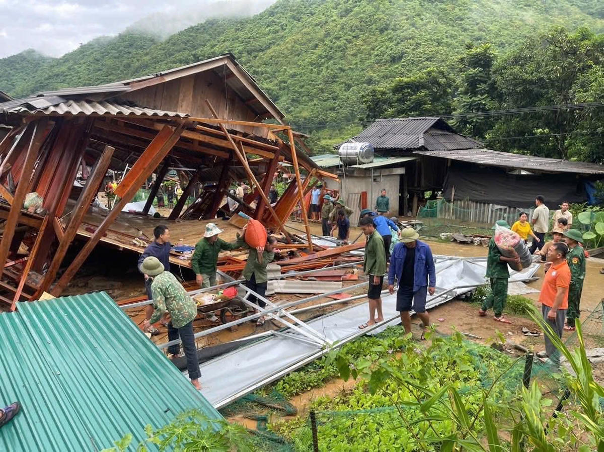 Nhiều nhà dân trên địa bàn xã Mường Lát bị đổ sập do ảnh hưởng của bão số 11. Ảnh: Liên Lưu.