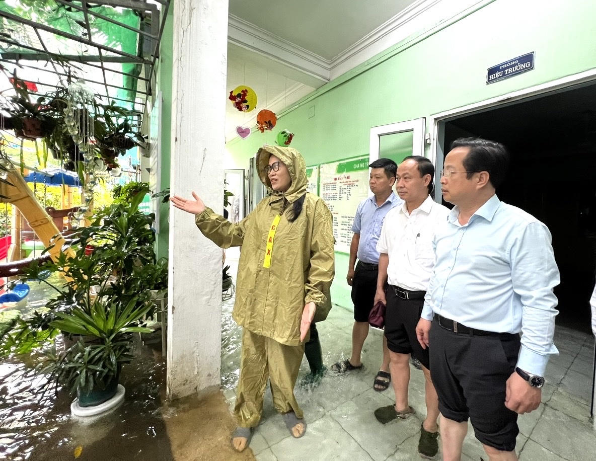 Lãnh đạo Sở GDĐT Hà Nội ghi nhận sự chủ động, linh hoạt của các nhà trường trong việc chuyển trạng thái dạy học và bảo đảm an toàn cho học sinh. Ảnh: T.N.