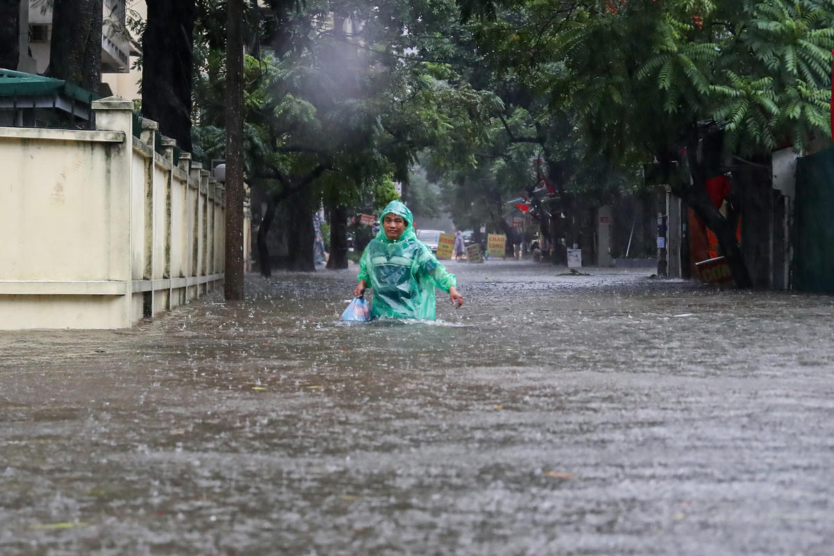 Nước dâng cao khiến việc di chuyển của người dân gặp nhiều khó khăn.