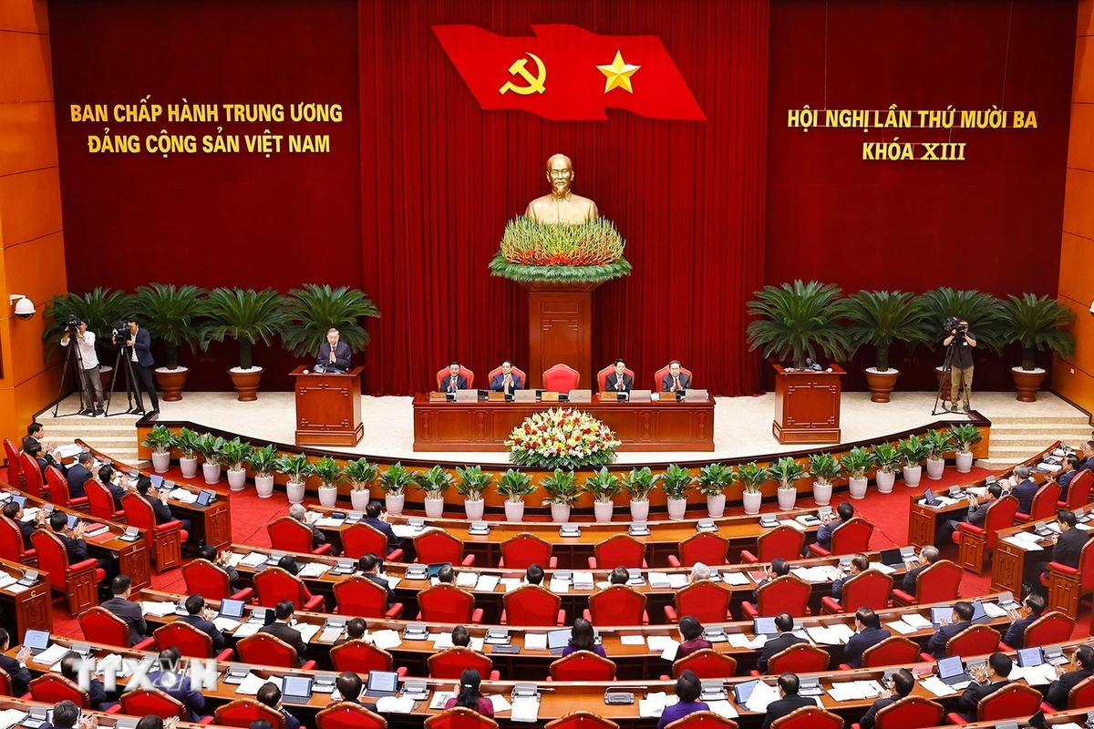 Toàn cảnh hội nghị Trung ương 13.