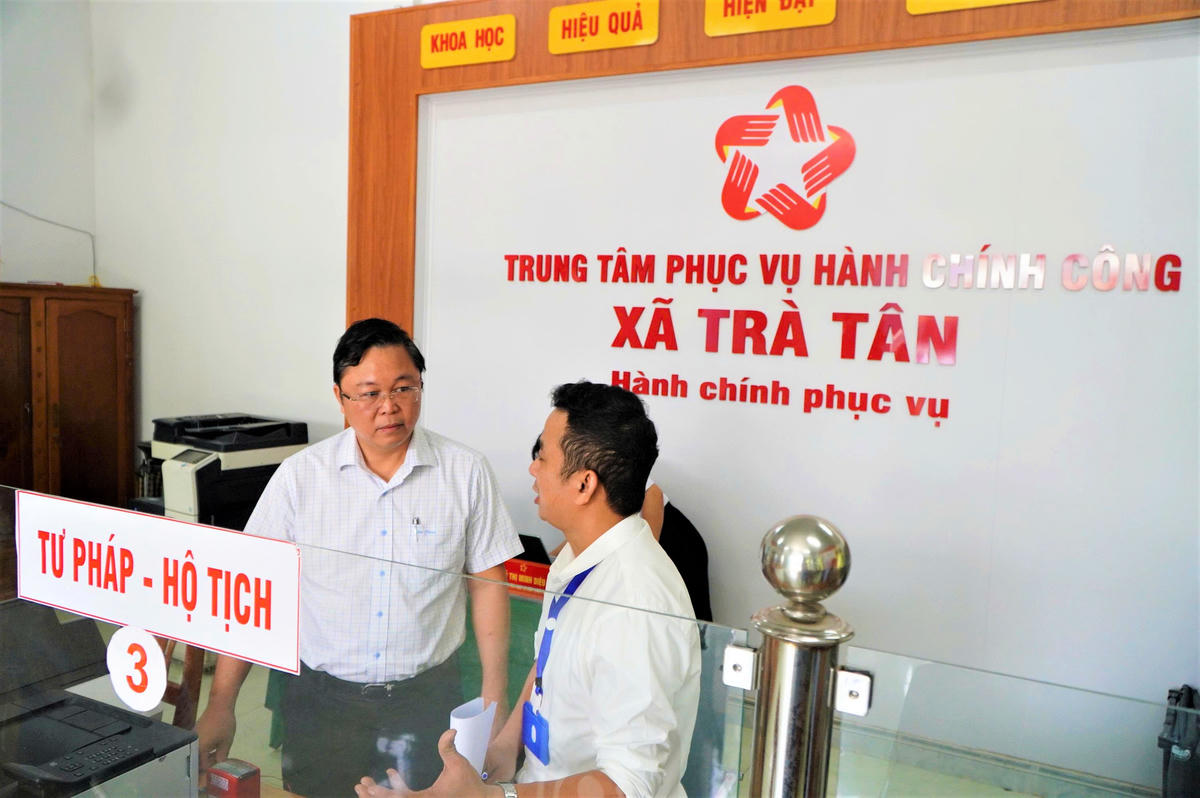 Chủ tịch Ủy ban Mặt trận Tổ quốc Việt Nam TP Đà Nẵng Lê Trí Thanh (bên trái) kiểm tra Trung tâm Phục vụ hành chính công xã Trà Tân. Ảnh: CV.