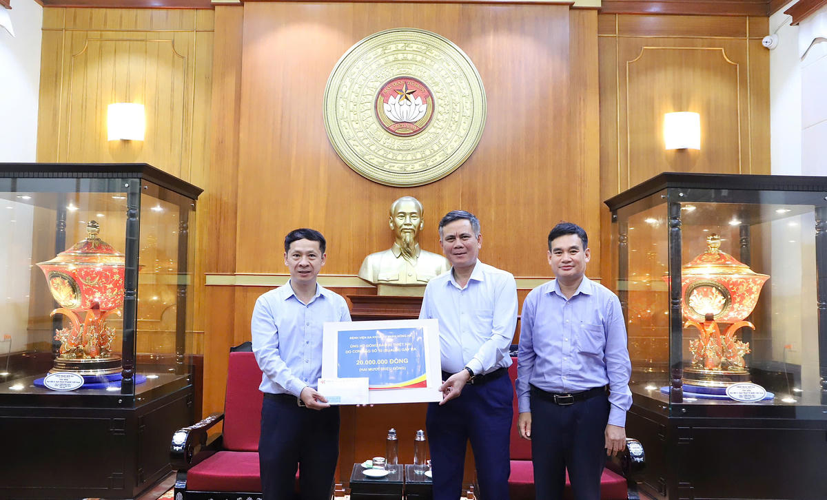 Ông Trần Thắng, Phó Bí thư Đảng uỷ MTTQ, các đoàn thể Trung ương tiếp nhận ủng hộ từ Bệnh viện đa khoa tư nhân Hồng Hà. Ảnh: N. Hiển