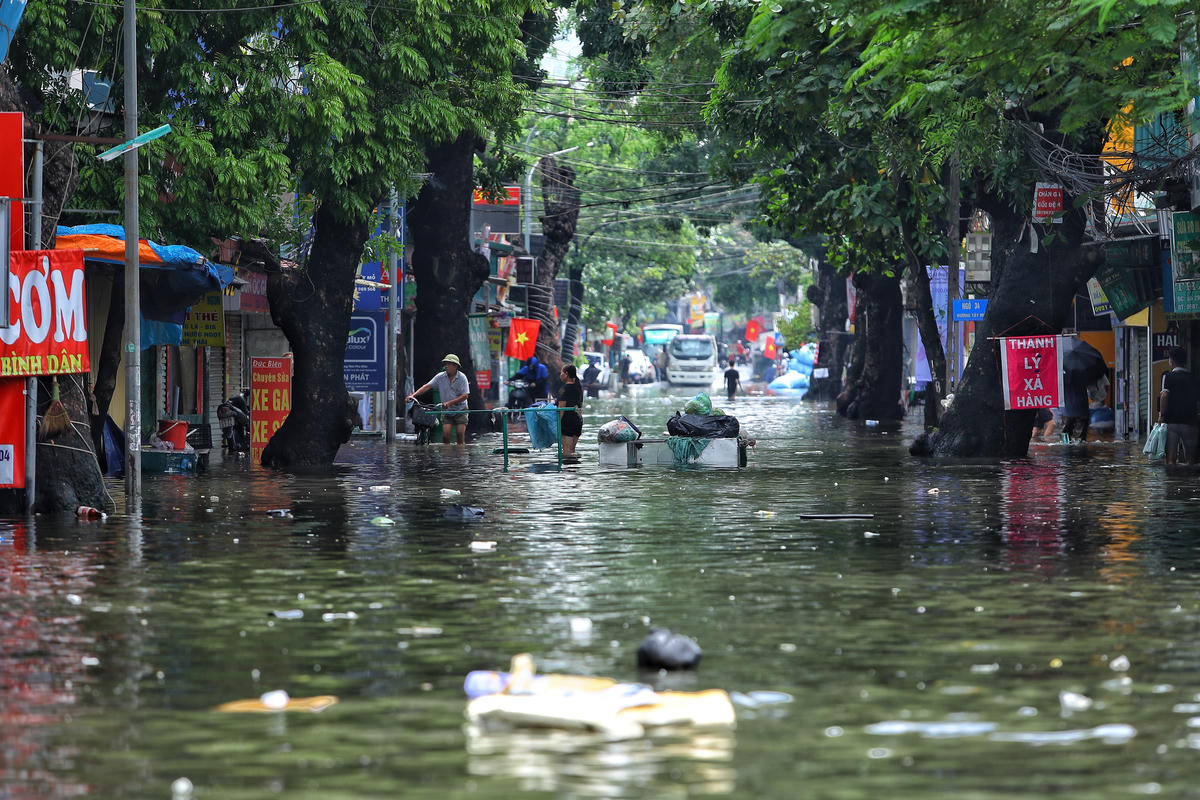 Tuyến đường thuộc phường Tây Mỗ ngập dài khoảng 500m.