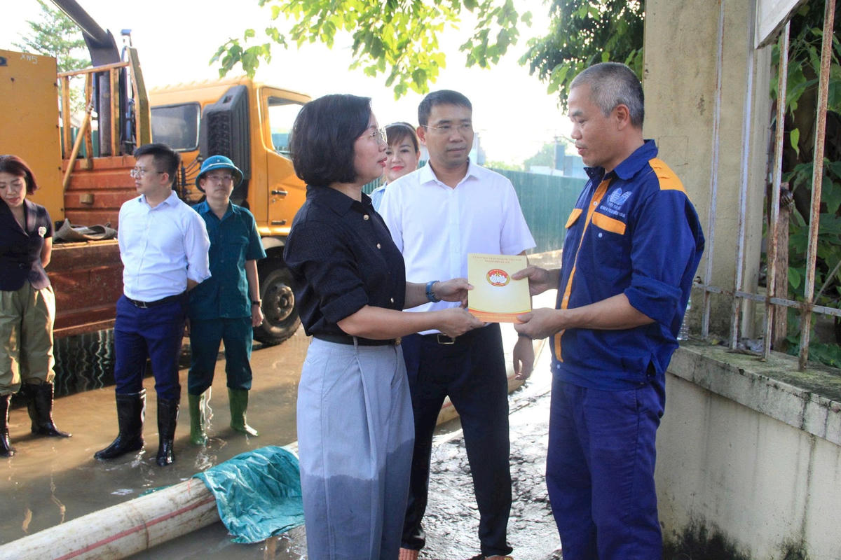 Bà Bùi Huyền Mai cùng đoàn đã tới thăm hỏi, động viên tổ vận hành máy bơm tiêu nước. Ảnh: PV