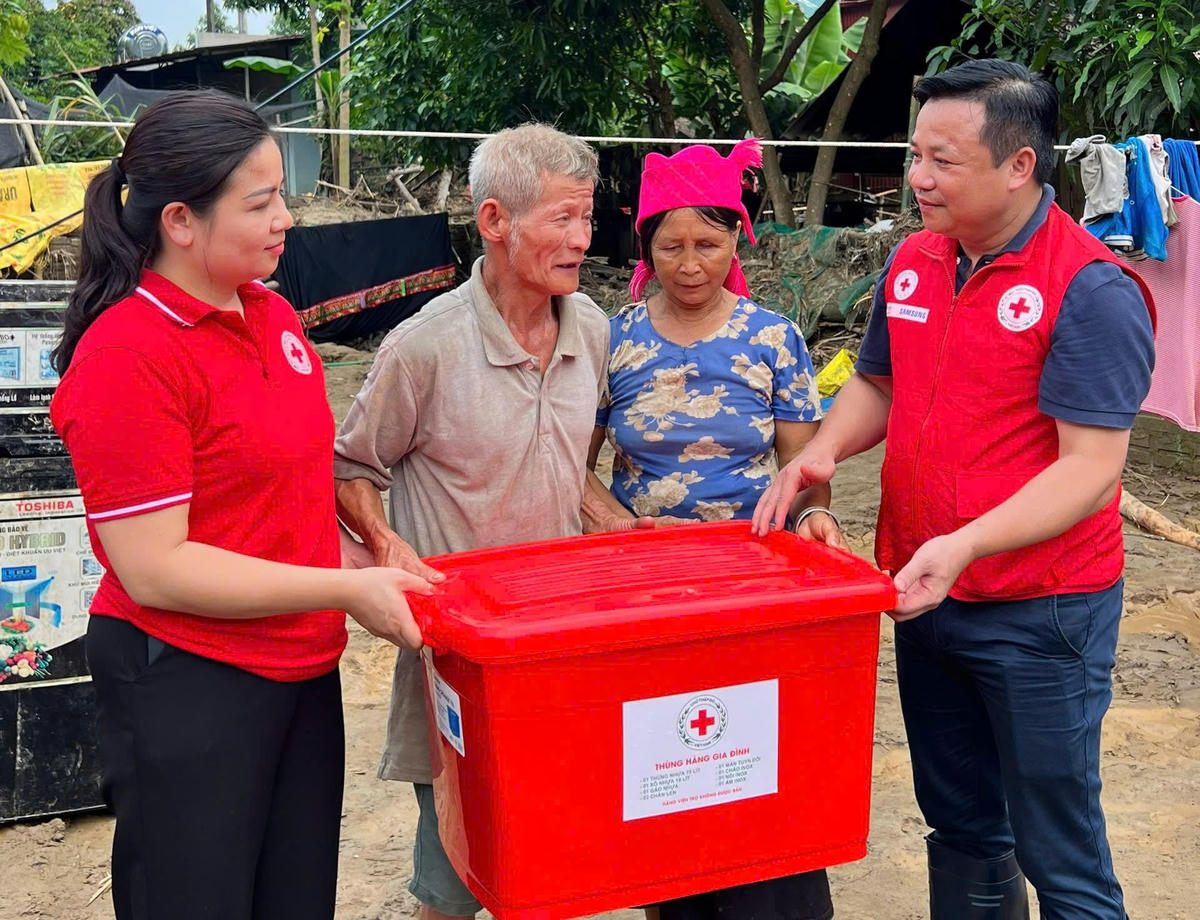 Đoàn công tác của Trung ương Hội Chữ thập đỏ Việt Nam cứu trợ người dân tại tỉnh Lào Cai.