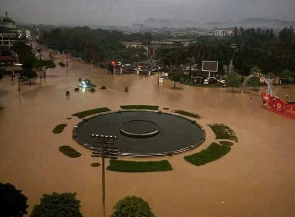 Lũ lên gây ngập ở trung tâm thành phố Thái Nguyên. Ảnh: VTV