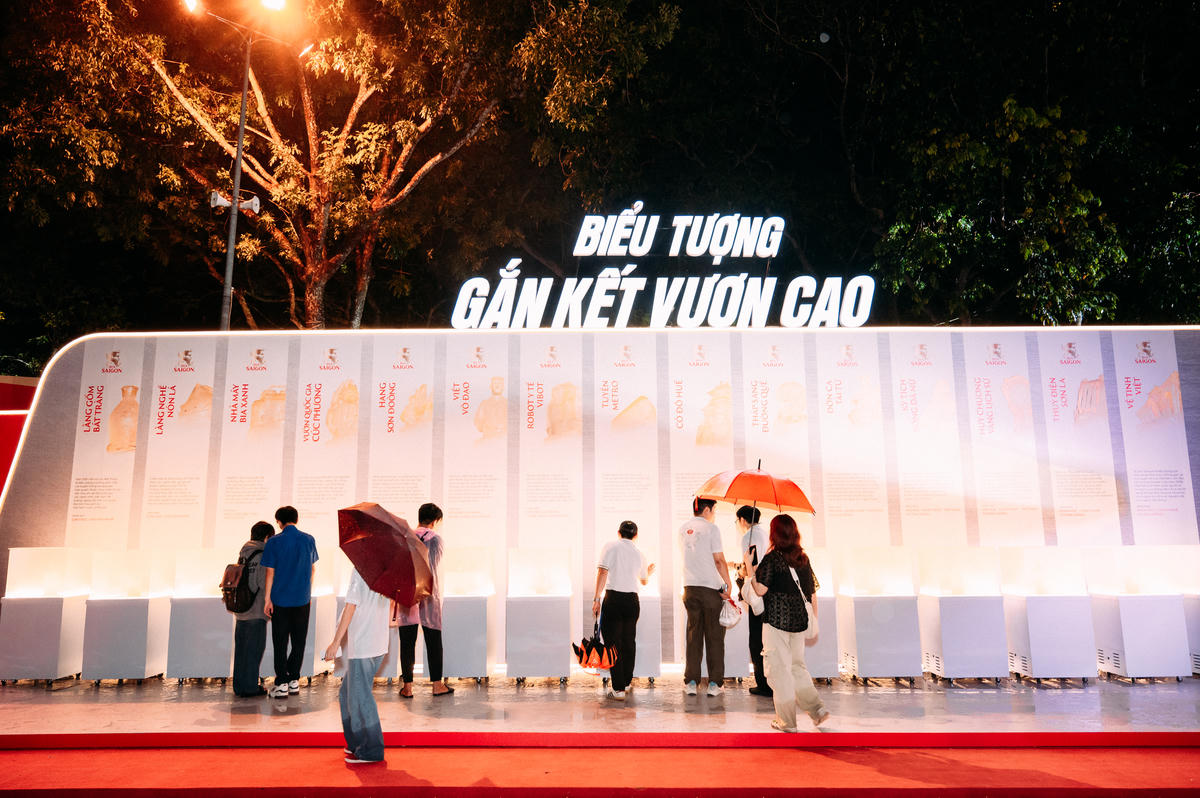 Một góc của khu vực trưng bày "Biểu tượng Gắn Kết Vươn Cao" trong "Đêm Di Sản" tại Vĩnh Long ngày 27/9