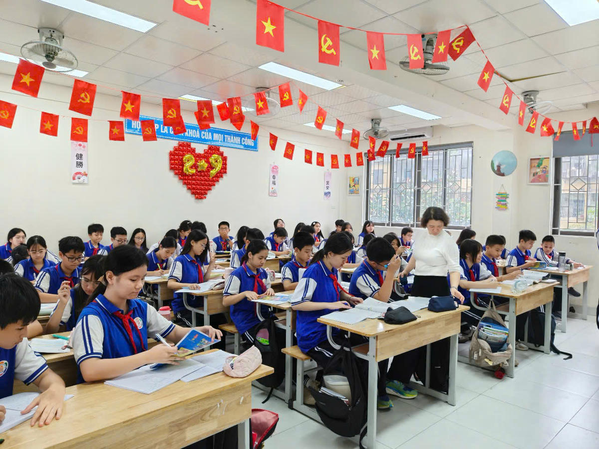 Cô và trò Trường THCS Thành Công (phường Giảng Võ, Hà Nội). Ảnh: Q.A.