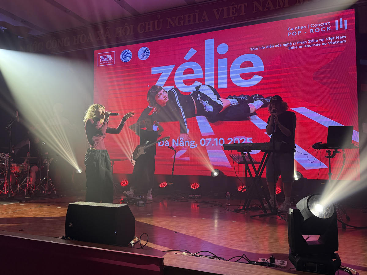 Phong cách trình diễn sôi động của nhóm nhạc Pháp. Ảnh: Nguyễn Tú.