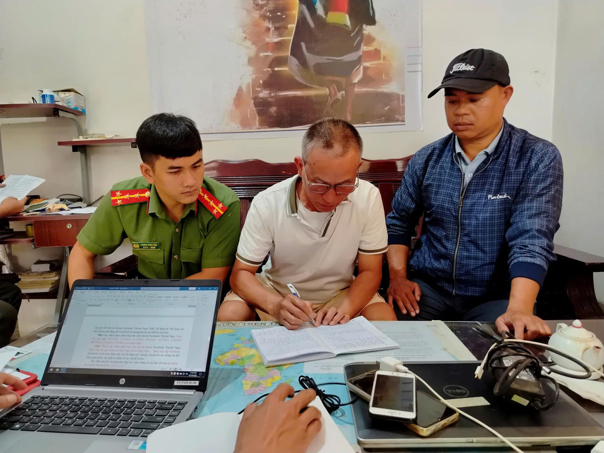 Đối tượng&nbsp;Huỳnh Ngọc Tuấn (áo trắng) tại cơ quan điều tra. Ảnh: SĐ.