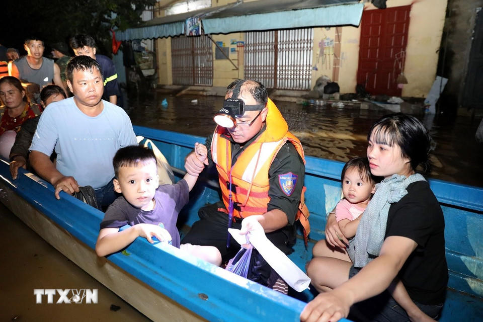 Lực lượng Quân đội, Công an tỉnh Lạng Sơn nỗ lực giúp dân sơ tán khỏi vùng lũ. (Ảnh: Văn Đạt/TTXVN)