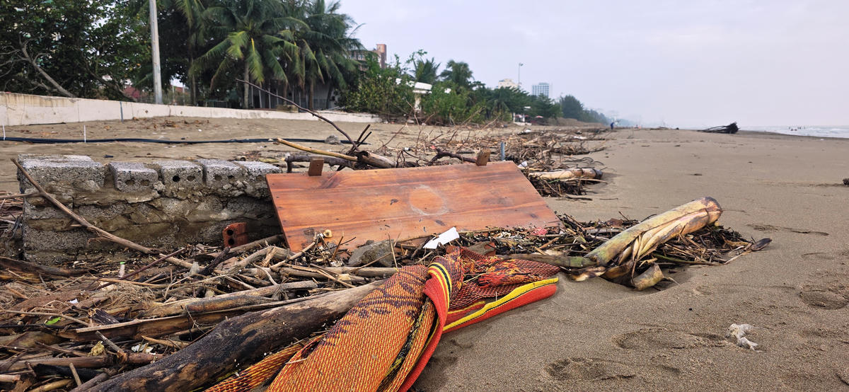 Phải mất ít nhất 1 tuần nữa, Sầm Sơn mới có thể lấy lại diện mạo vốn có. Ảnh: Nguyễn Chung.