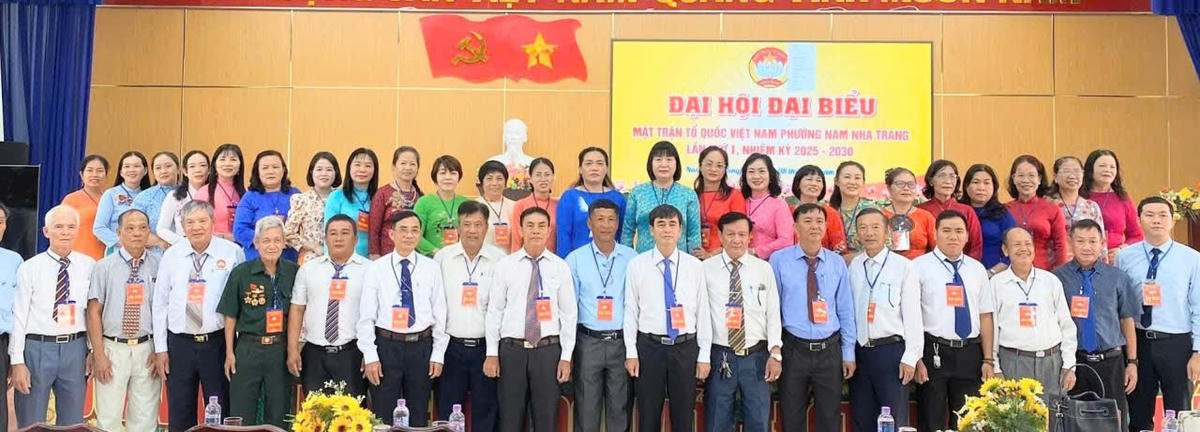 Các Ủy viên Ủy ban MTTQ Việt Nam phường Nam Nha Trang ra mắt đại hội. (ảnh X.H)

