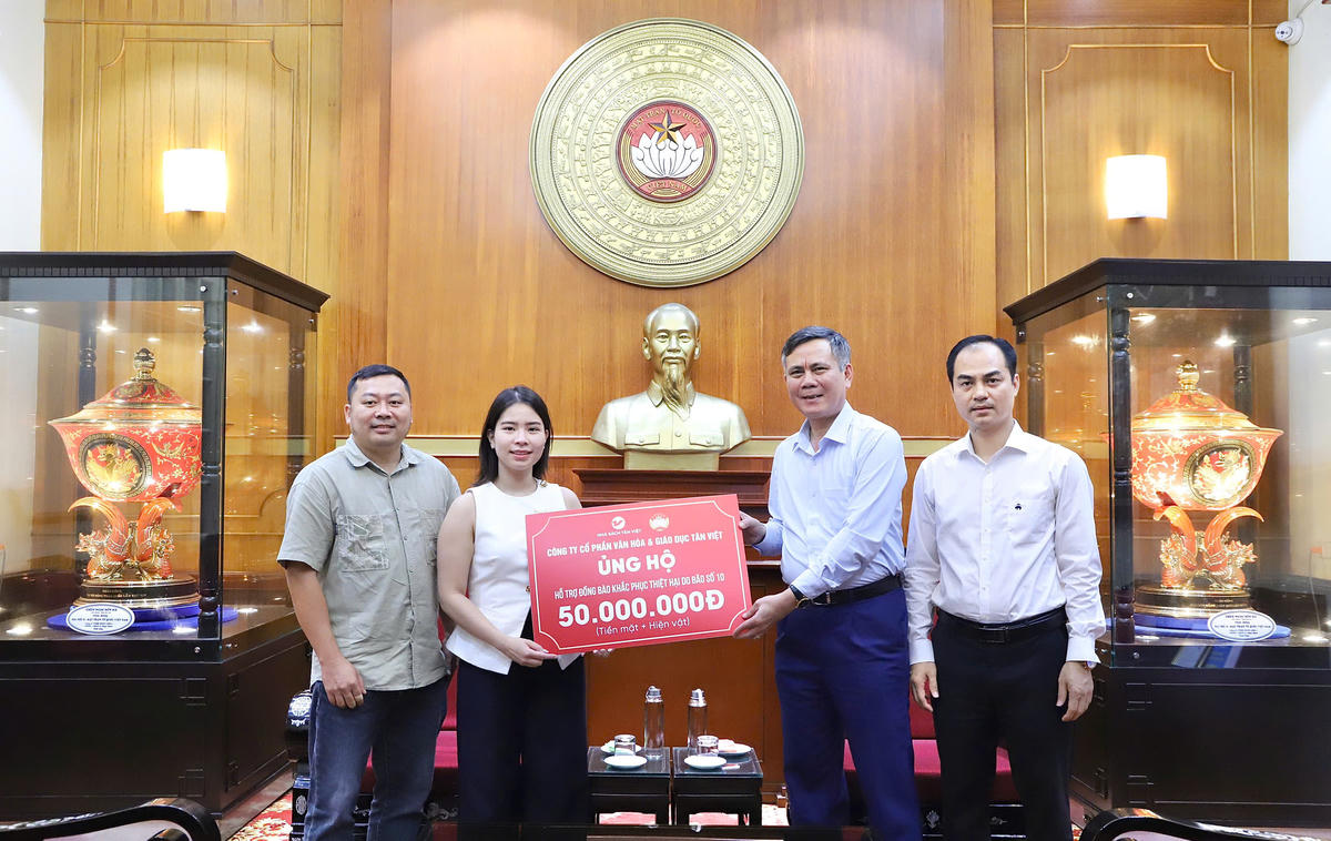 Ông Trần Thắng, Phó Bí thư Đảng uỷ MTTQ, các đoàn thể Trung ương tiếp nhận ủng hộ từ Công ty Cổ phần Văn hóa và giáo dục Tân Việt. Ảnh: N. Hiển
