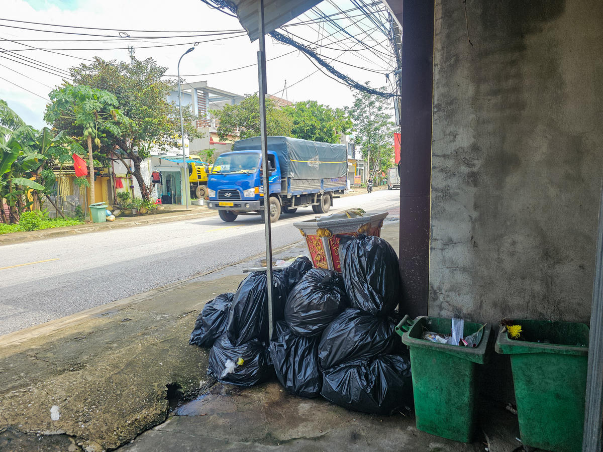 Rác thải tại thôn 2, xã Thiệu Trung được đựng trong nhiều bao tải, tập kết ở vỉa hè sáng 8/10. Ảnh: Đình Minh