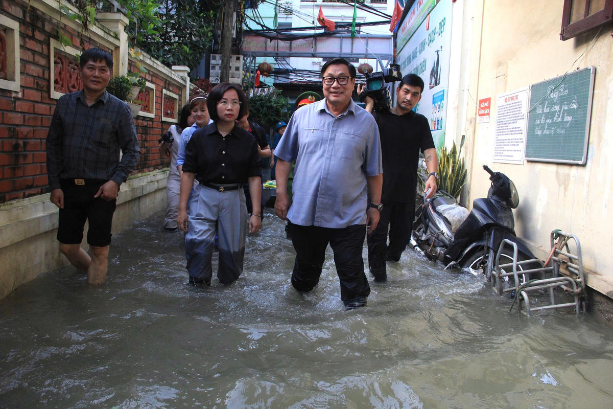 Đoàn công tác vào thăm người dân&nbsp; bị ảnh hưởng do mưa bão tại phường Từ Liêm. Ảnh: PV
