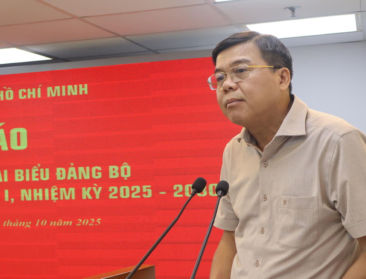 Ông Tăng Hữu Phong - Phó Trưởng ban Tuyên giáo và Dân vận Thành ủy TP Hồ Chí Minh phát biểu điều phối chương trình họp báo. Ảnh: Hồng Phúc.