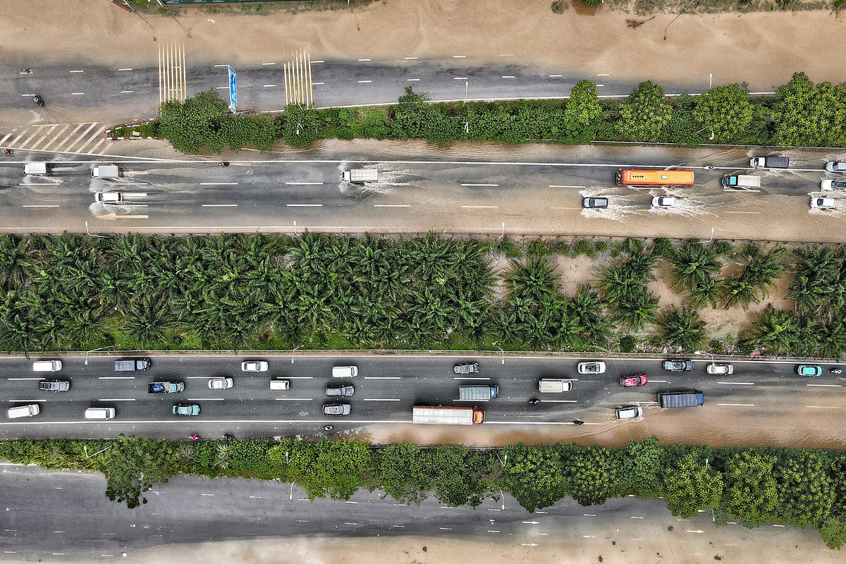 Xe ô tô, xe máy cùng nhau đi trên đường tốc độ cao Đại lộ Thăng Long để tránh ngập.