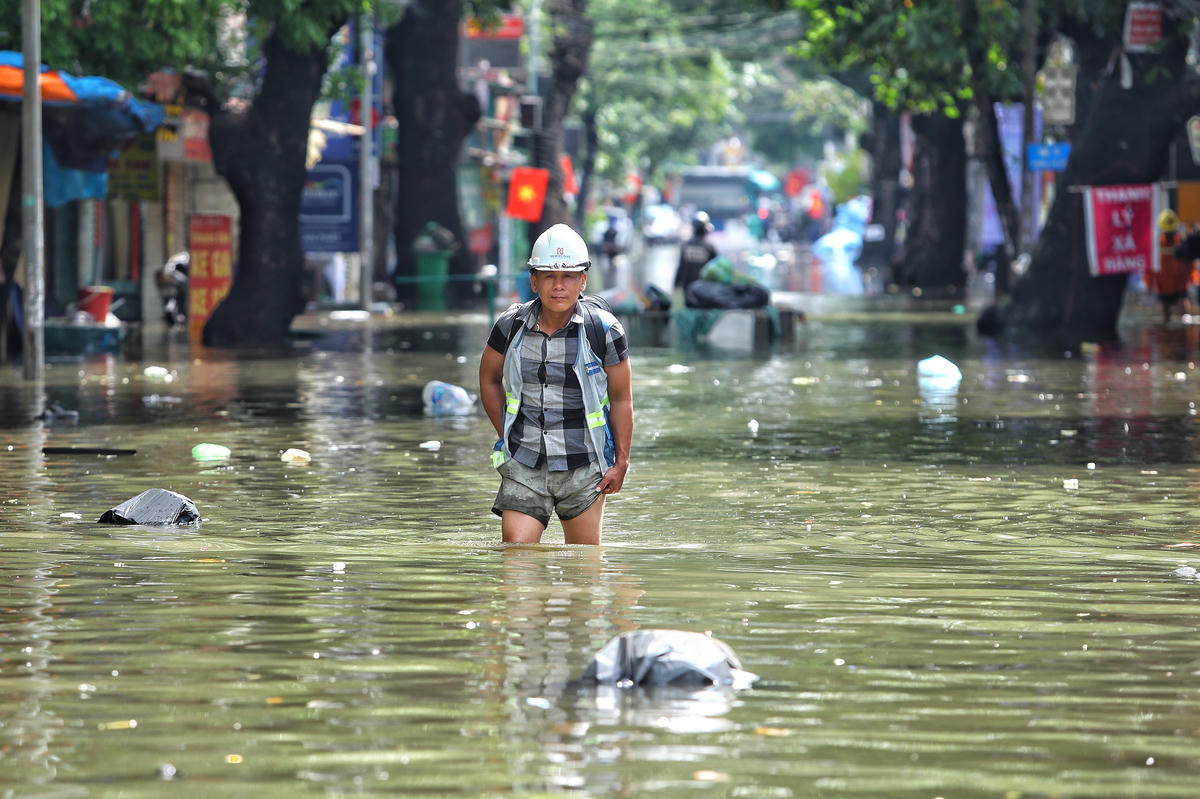 Lực lượng Dân quân tự vệ dùng phà tự chế đưa người dân qua khu vực ngập cầu Ngà 