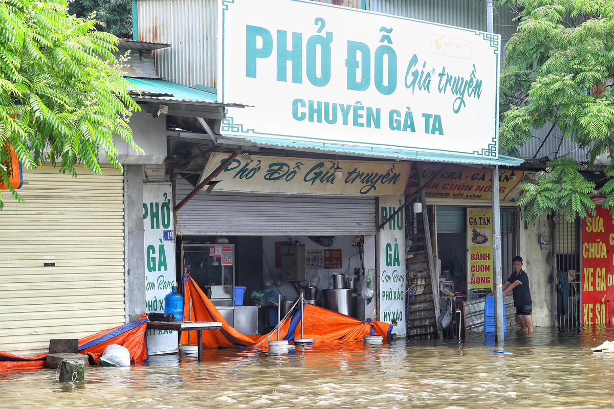 Dù đã dùng nhiều biện pháp che chắn, nhưng nước vẫn tràn vào nhà dân.