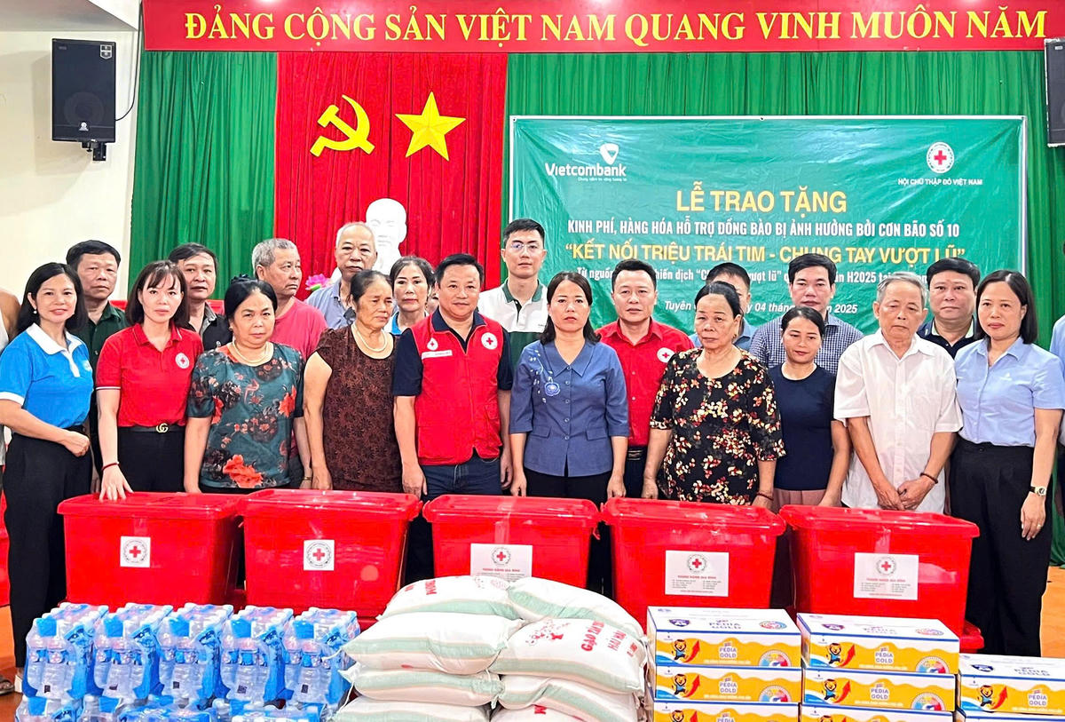 Đoàn công tác của Trung ương Hội Chữ thập đỏ Việt Nam cứu trợ người dân tại tỉnh Tuyên Quang.