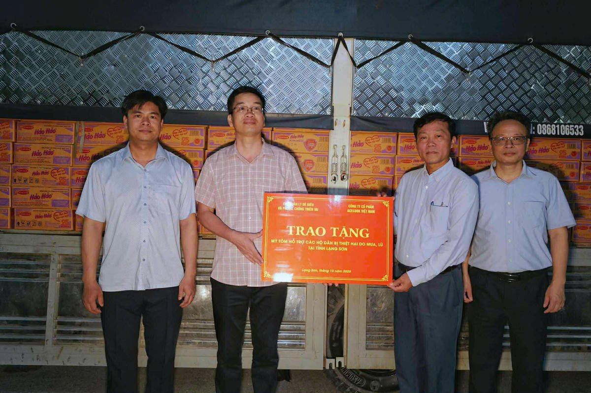 Phó Cục trưởng Cục Quản lý đê điều và Phòng, chống thiên tai Nguyễn Văn Tiến trao tặng 2.000 thùng mì cho bà con vùng lũ Lạng Sơn.