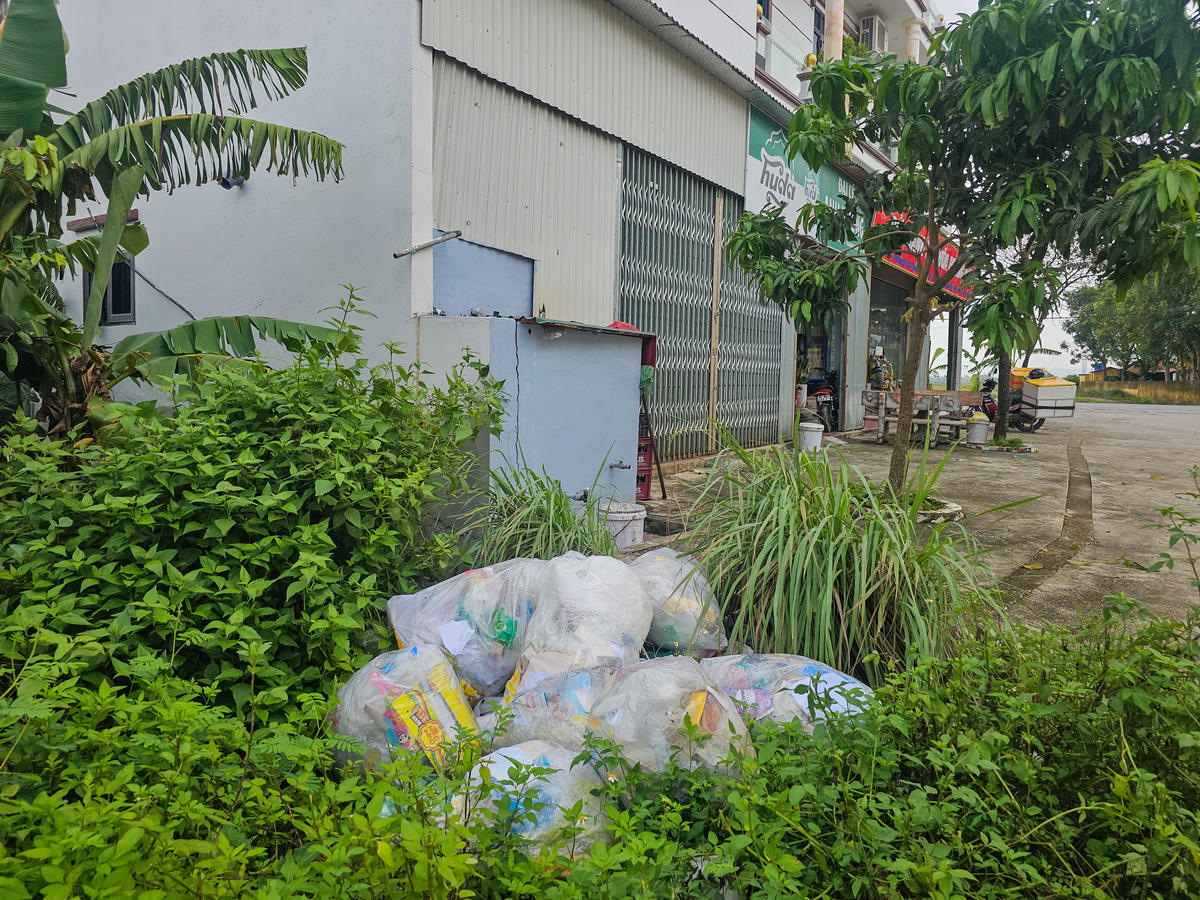 Việc chậm trễ thu gom rác dẫn tới việc gây ô nhiễm môi trường. Ảnh: Đình Minh