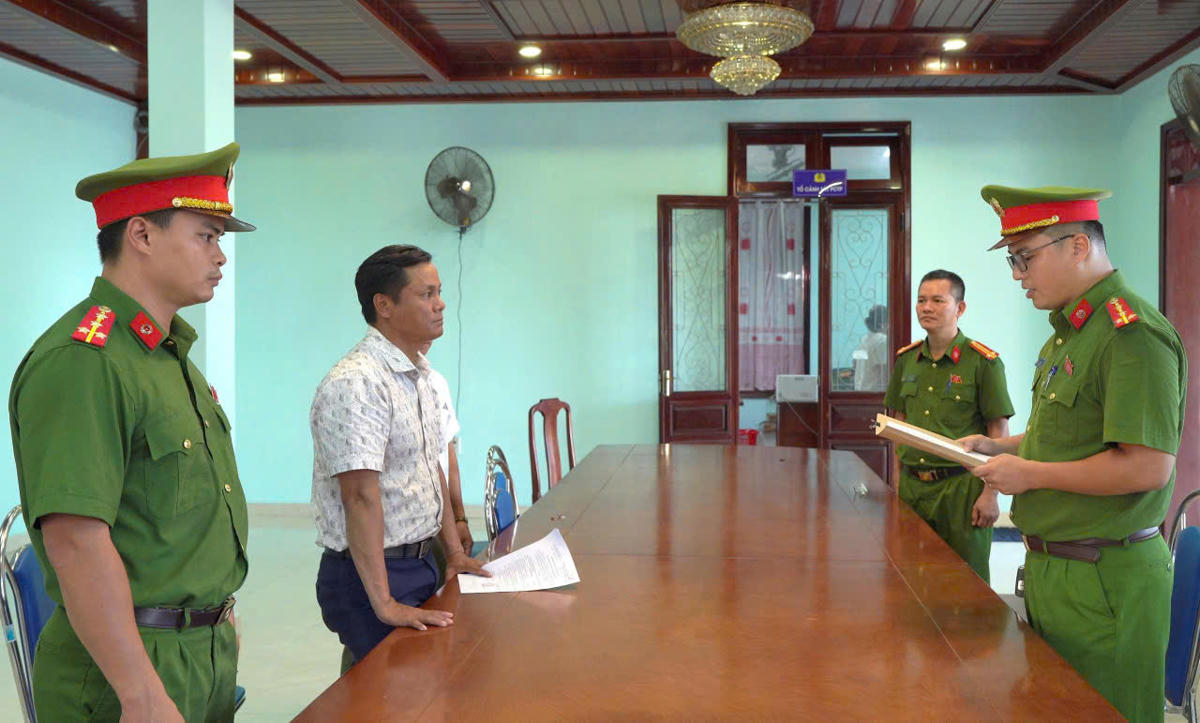 Cơ quan điều tra, Công an thành phố&nbsp;Huế tống đạt quyết định khởi tố vụ án, khởi tố bị can và ra lệnh bắt tạm giam đối tượng Dương Đăng Khoa có hành vi nhận hối lộ. Ảnh: T.H.