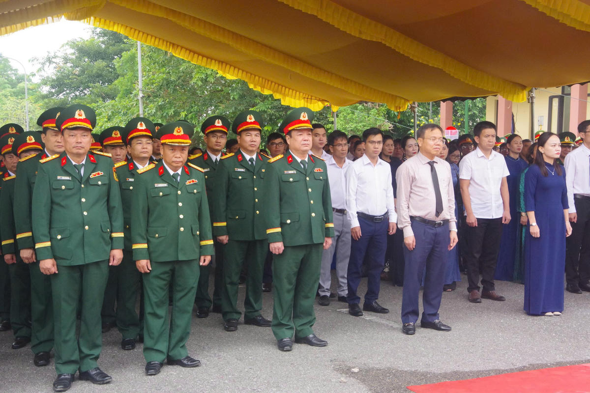 Lễ viếng được diễn ra trong không khí trang nghiêm. Ảnh: QSQT.